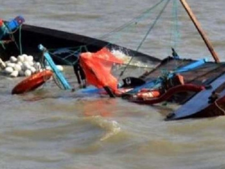 कर्णाली नदीमा डुङ्गा पल्टिँदा तीन बेपत्ता, एकको मृत्यु 